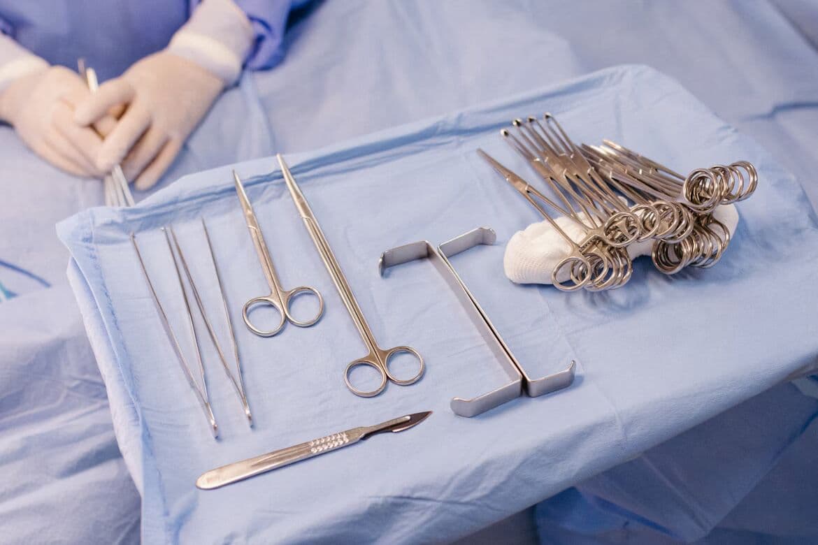 Surgical instruments arranged on a sterile tray