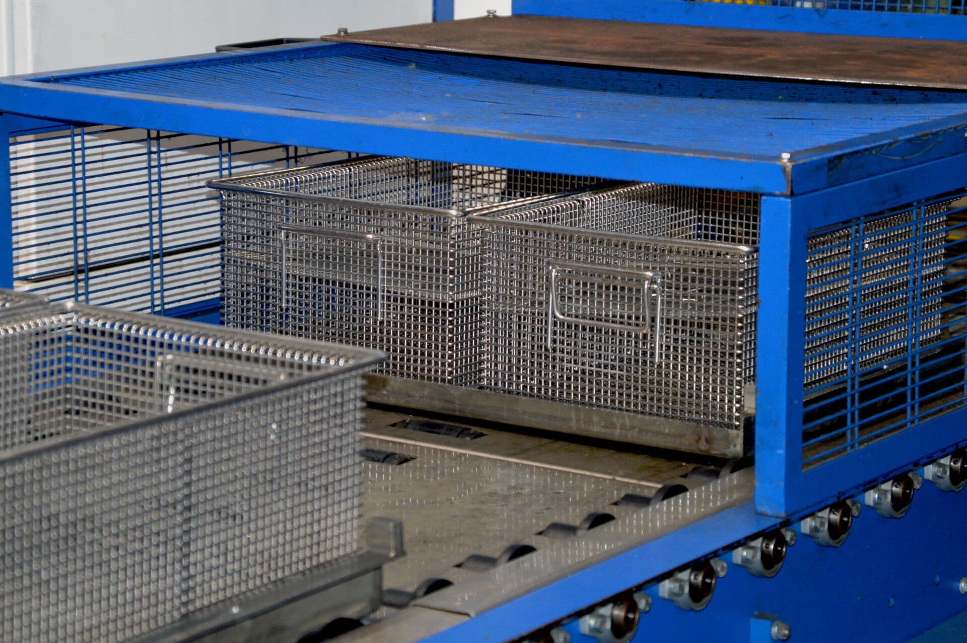 Industrial vapor degreasing system for precision parts cleaning